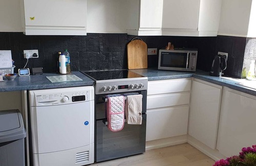 Central Aberdeen Apartment | Alastrean Apartment. Large flat, cosy & warm w/3 beds, 2 bath, free parking
