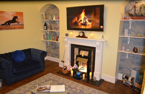 Central Aberdeen Apartment | Alastrean Apartment. Large flat, cosy & warm w/3 beds, 2 bath, free parking