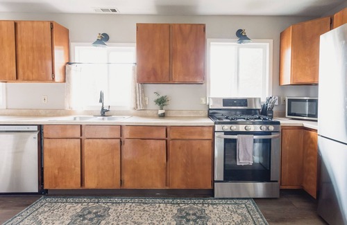 Albany House | Albany Getaway with a King Bed, Bonus Kitchen, & WiFi