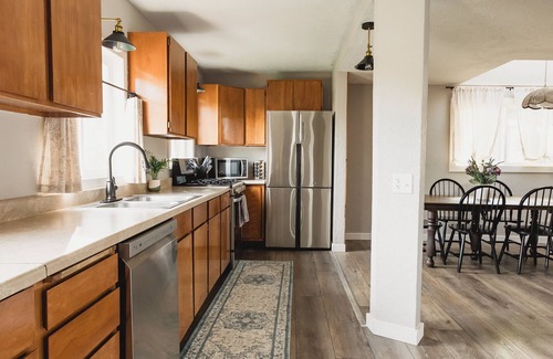 Albany House | Albany Getaway with a King Bed, Bonus Kitchen, & WiFi