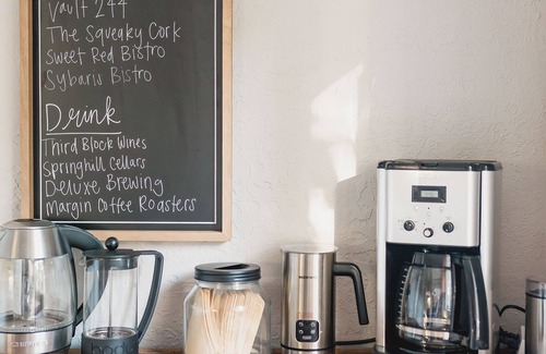 Albany House | Albany Getaway with a King Bed, Bonus Kitchen, & WiFi