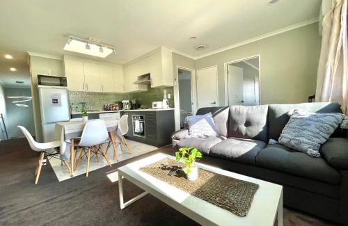 Rosedale House | Albany Modern Private 2 bedroom 2 bathroom with Full Kitchen Netflix