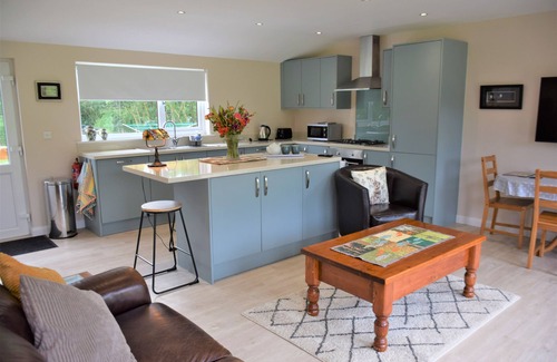 Newbridge Cottage | Alderneuk Lodge - a lodge that sleeps 3 guests in 2 bedrooms