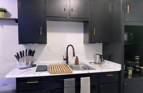Lynwood Apartment | "ALEXA BOOK VACATION HOME"
