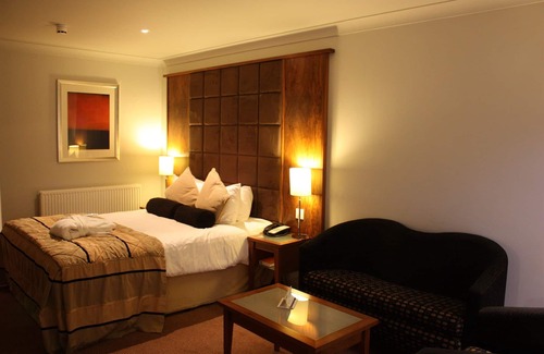 Wroughton Hotel | Alexandra House