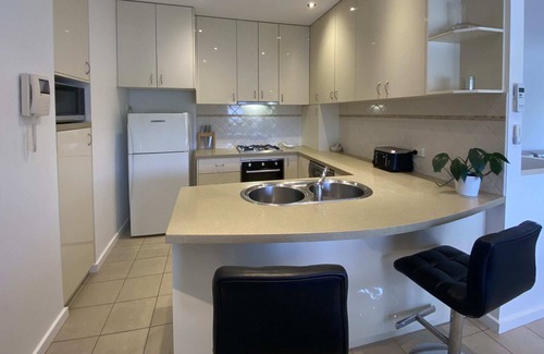 Belmont House | Alfresco Cafe - Mins walk to Highton Village