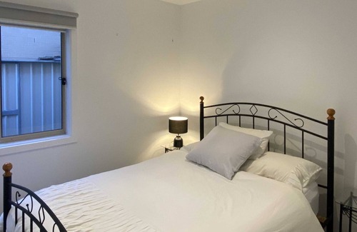 Belmont House | Alfresco Cafe - Mins walk to Highton Village