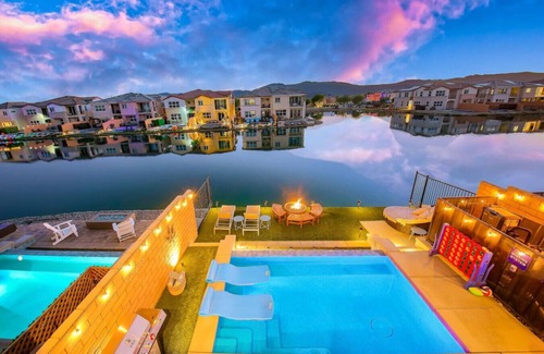 Terra Lago House | All Inclusive-Sunset Lake/Games