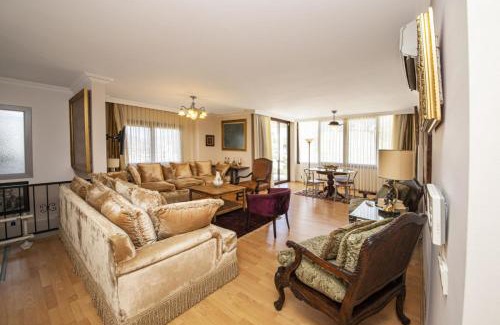 Bodrum City Center Villa | All Rooms w AC- Balcony - Backyard -5 mins Beach