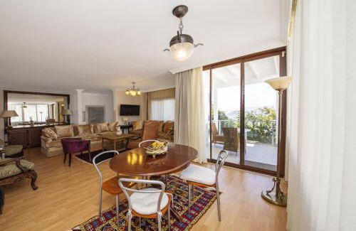 Bodrum City Center Villa | All Rooms w AC- Balcony - Backyard -5 mins Beach