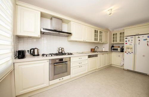Bodrum City Center Villa | All Rooms w AC- Balcony - Backyard -5 mins Beach