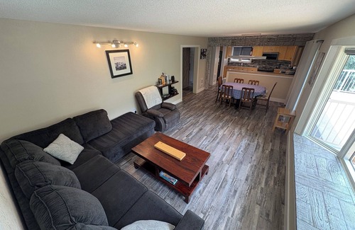 East Kootenay Cottage | All-Season Family Retreat Hot Tub Waterfront