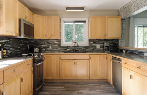 East Kootenay Cottage | All-Season Family Retreat Hot Tub Waterfront