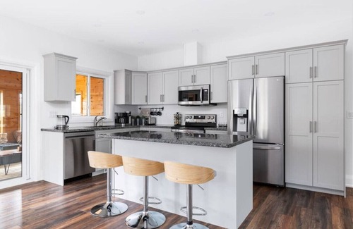 Huntsville Cottage | All Season Muskoka Cottage*HotTub*Sauna*Beach*BBQ