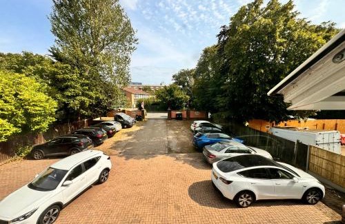 Hookwood House | All Seasons Gatwick Guest House & Parking