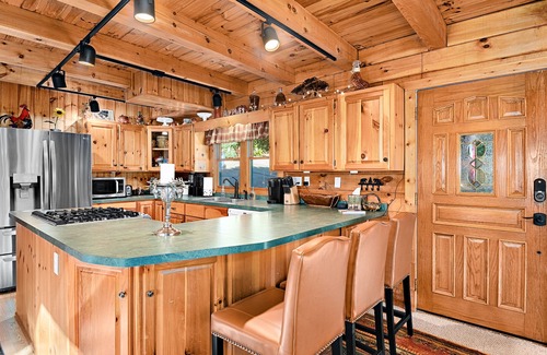 Valley Creek Run Cabin | All the comfort of home log cabin, mountain View, Hot Tub, Pool Table, sleeps 10