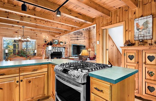 Valley Creek Run Cabin | All the comfort of home log cabin, mountain View, Hot Tub, Pool Table, sleeps 10