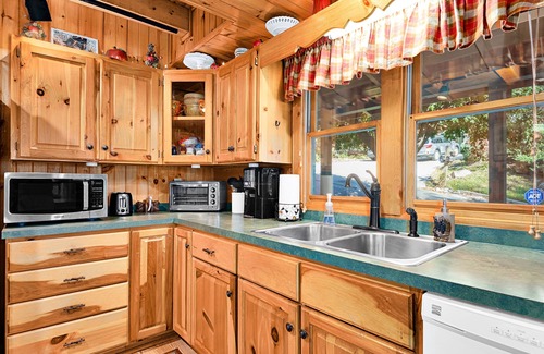Valley Creek Run Cabin | All the comfort of home log cabin, mountain View, Hot Tub, Pool Table, sleeps 10