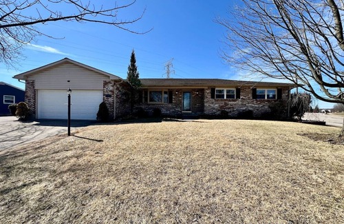 Trenton House | All the Vibes Poolside in Trenton!