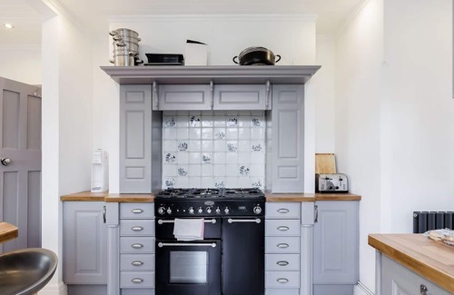 Bournemouth Cottage | Allegra - a house that sleeps 10 guests in 6 bedrooms