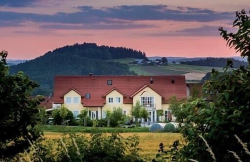 Kemnath Apartment | Allergy-friendly apartment for two people l Towels and WLAN included.