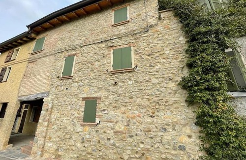 Albinea House | Alloggio con camino nel borgo del castello