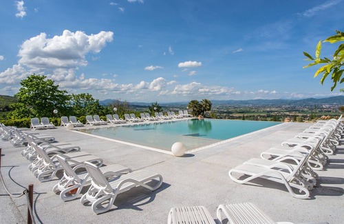 Bettona Apartment | Alluring apartment in Passaggio di Bettona with pool