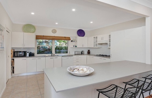 Avoca Beach House | ALMOND COTTAGE | Views, walk to the beach, wifi | Accom Holidays