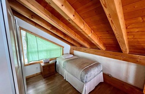 Golden Ski Chalet | Alpenrose 4, Hottub, Mountains View, AC, sleep 5