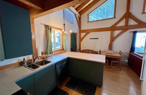 Golden Ski Chalet | Alpenrose 4, Hottub, Mountains View, AC, sleep 5