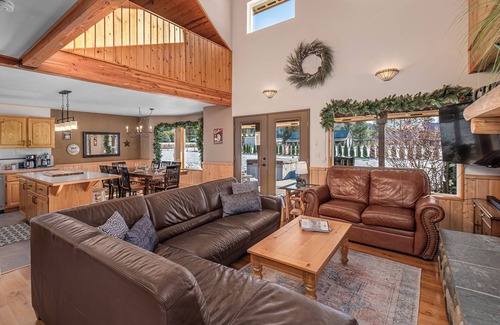 Plain Cabin | Alpine Acres-Sleeps 10, Hot Tub, Game Room, BBQ