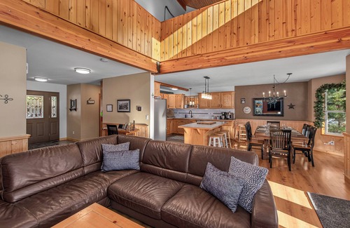 Plain Cabin | Alpine Acres-Sleeps 10, Hot Tub, Game Room, BBQ