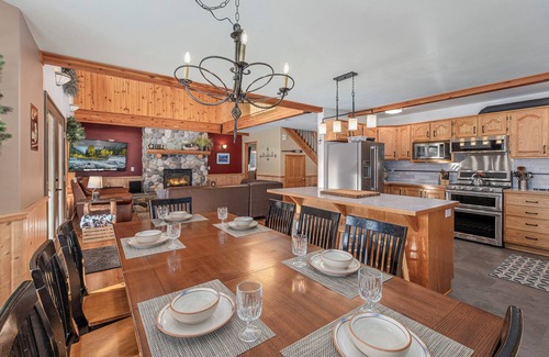 Plain Cabin | Alpine Acres-Sleeps 10, Hot Tub, Game Room, BBQ