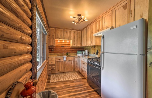 Alpine Cabin | Alpine Adventures: Cozy Log Cabin w/Deck & Views!