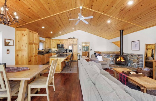 Tahoma House | Alpine Gem | Near Homewood Mountain!