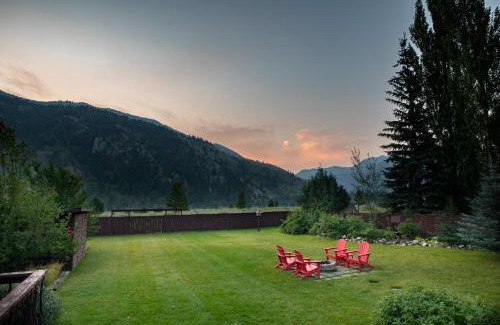Alpine House | Alpine Highmark by KABINO Hot Tub Fire Pit Fully Fenced Backyard WiFi