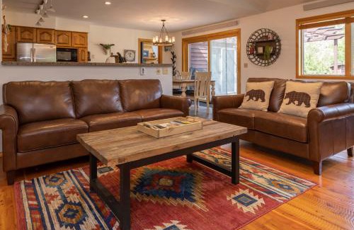 Alpine House | Alpine Highmark by KABINO Hot Tub Fire Pit Fully Fenced Backyard WiFi