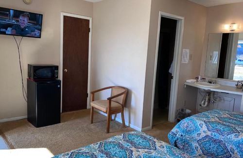 Hemphill Hotel | Alpine Lakeview Motel Room WiFi,Sandy beach Boat Ramp,Pier,Marina,Bath House with Laundromat