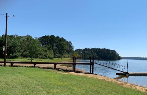 Hemphill Hotel | Alpine Lakeview Motel Room WiFi,Sandy beach Boat Ramp,Pier,Marina,Bath House with Laundromat