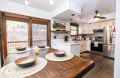 East Stroudsburg Cabin | Alpine Skylight · Modern Cozy Cabin in the Poconos | Outdoor Retreat