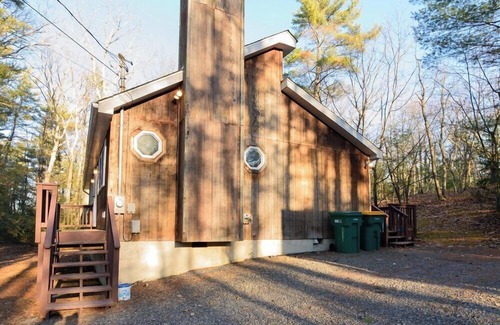 East Stroudsburg Cabin | Alpine Skylight · Modern Cozy Cabin in the Poconos | Outdoor Retreat
