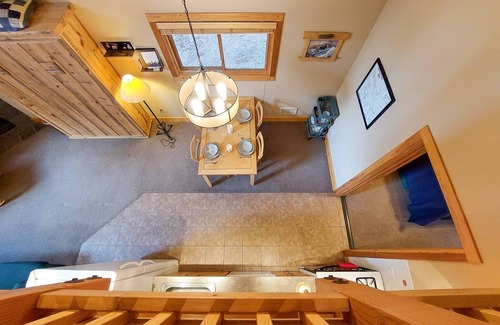 Mazama Cabin | Alpine View Cabin - duplex unit A w/queen bedroom