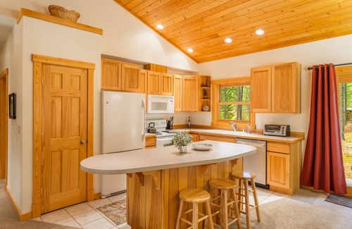 Winthrop Cabin | Alpine Woods cabin close to trails, ski in/out
