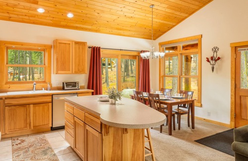 Winthrop Cabin | Alpine Woods cabin close to trails, ski in/out