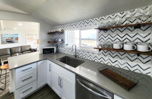 Waldport House | Alsea Bay Cottage with Hot Tub! The Retreat