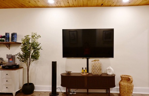 Madison House | Alterra:Slees 8,Steps to Main St,Serene