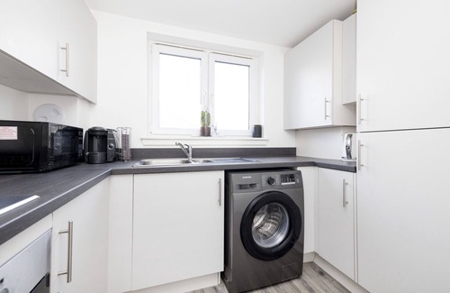 Bonnybridge Apartment | ALTIDO Elegant 2-bed flat w/parking