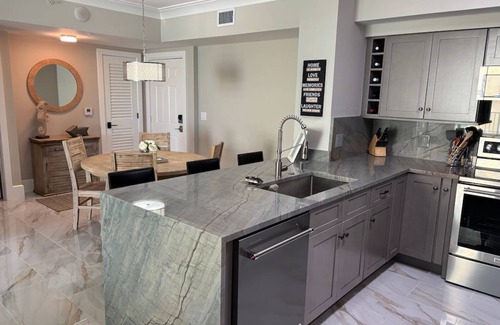 Boynton Beach Condo | Amazing 2-bedroom condo in Beautiful Boynton Beach with AC, fitness room, WiFi