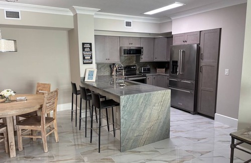 Boynton Beach Condo | Amazing 2-bedroom condo in Beautiful Boynton Beach with AC, fitness room, WiFi