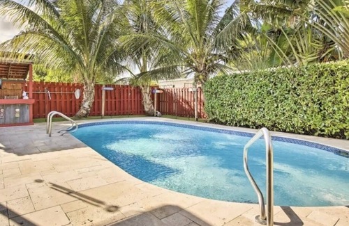 Pembroke Pines House | Amazing 3 bedroom Vacation Home with the backyard of your dreams.